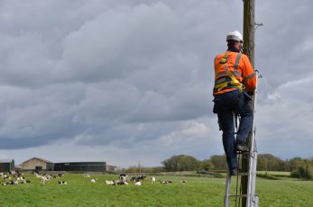 Thousands of rural businesses and homes in central and north Wiltshire are set to enjoy access to next-generation gigabit-capable broadband after a contract was signed to upgrade the area's outdated infrastructure.