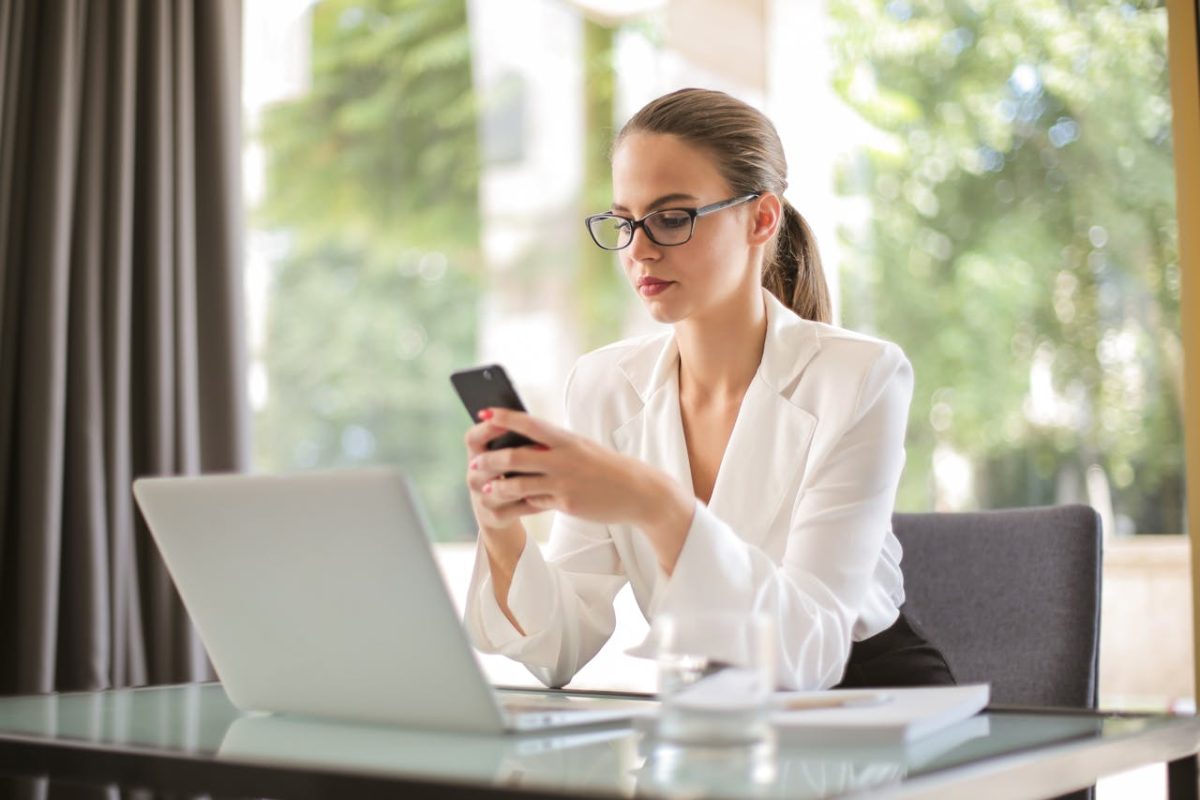 Older workers are finding it more and more difficult to contact younger colleagues by phone or even email- a trend that's set to continue, according to a major new study published this week.