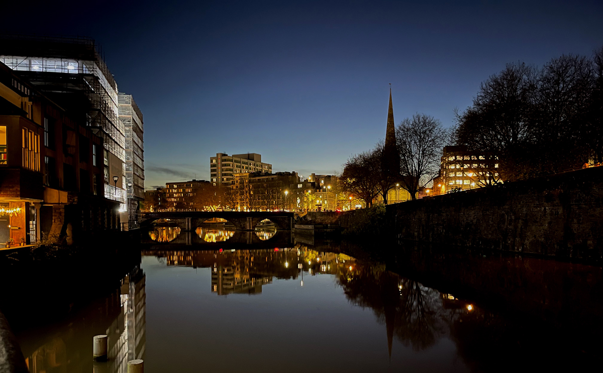 Engineering firm Dyson is scrapping its plans for a tech and research hub in Bristol and moving staff to its UK headquarters near Malmesbury.