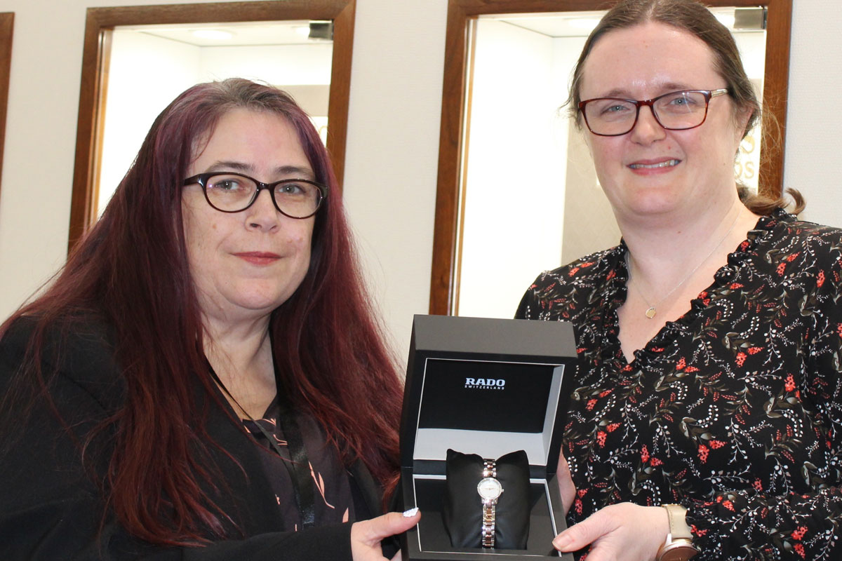 An online auction of lots donated by local businesses is being held to raise over £10,000 for Swindon's domestic abuse charity.