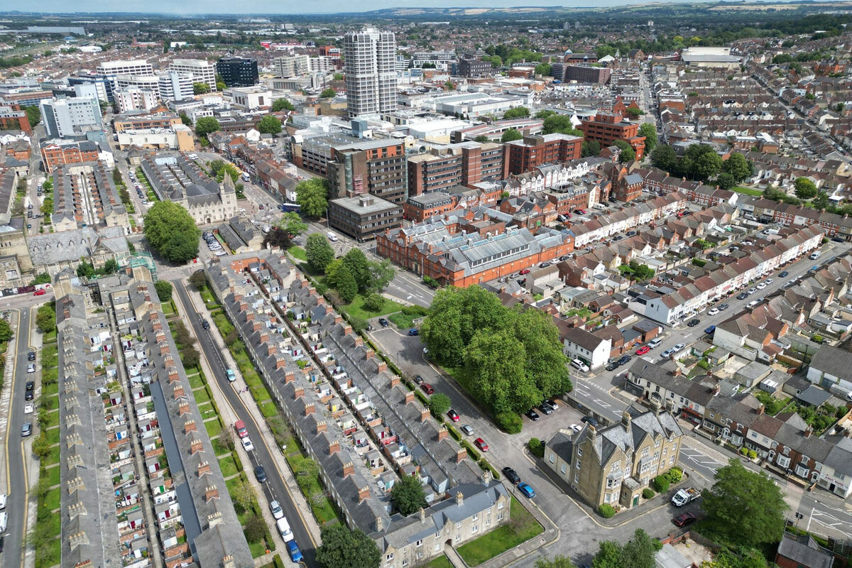 Swindon Council has backed devolution plans that would see the town join an 'economic powerhouse' with other councils along the M4.