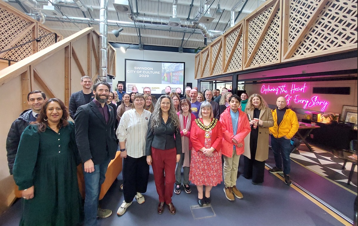 Swindon is to go head-to-head with regional neighbour Bristol in a bid to be the UK's City of Culture 2029.