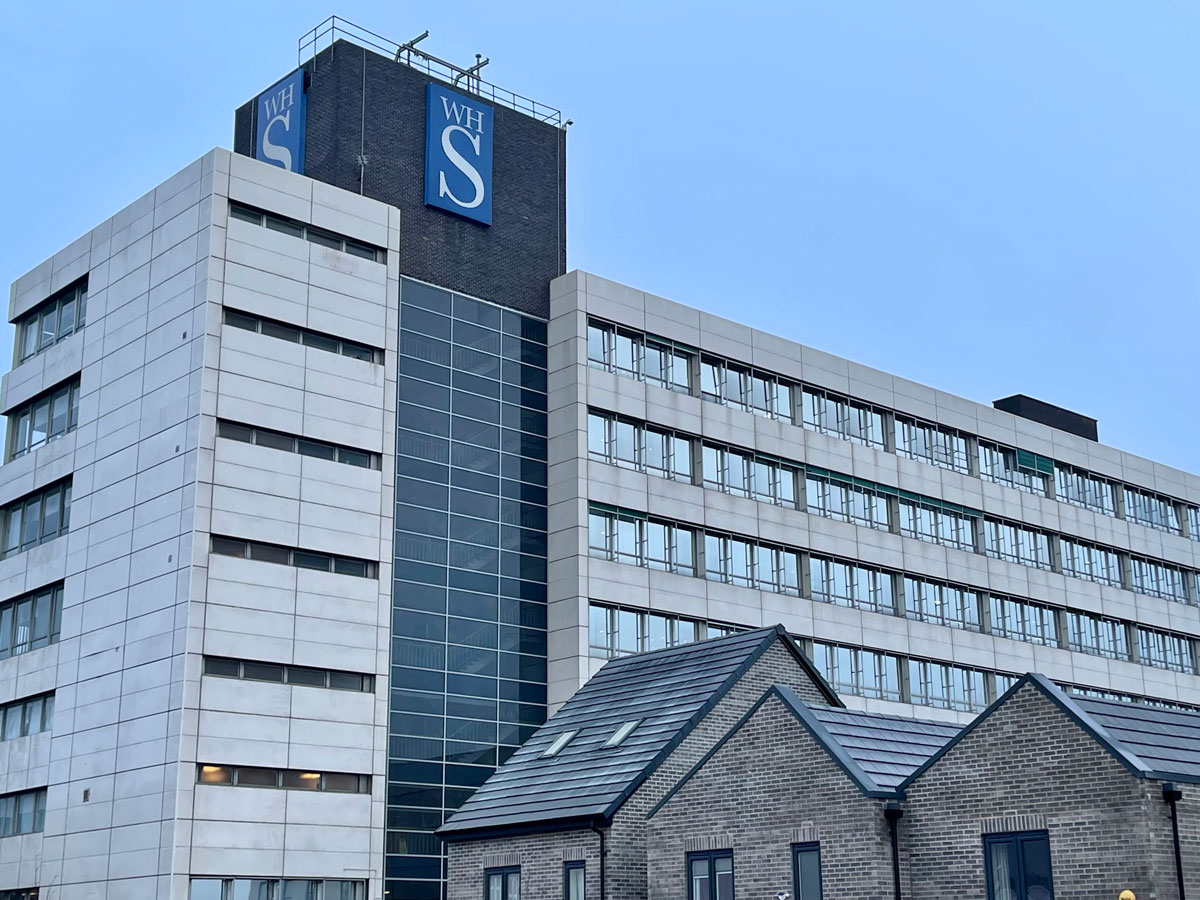 Swindon-headquartered retail giant WH Smith has appointed ex-Balfour Beatty chief Leo Quinn as it executive chair.