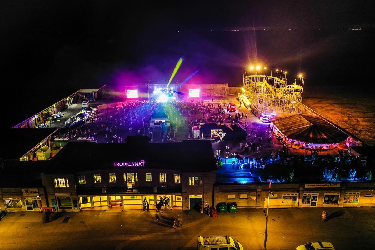 A deal that could see Weston-super-Mare’s Tropicana transformed into a year-round live events venue with capacity for up to 10,000 people has been approved by councillors.